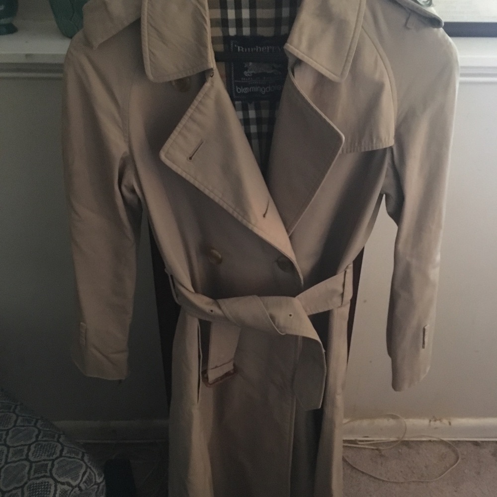 CLASSIC BURBERRY TRENCH COAT.